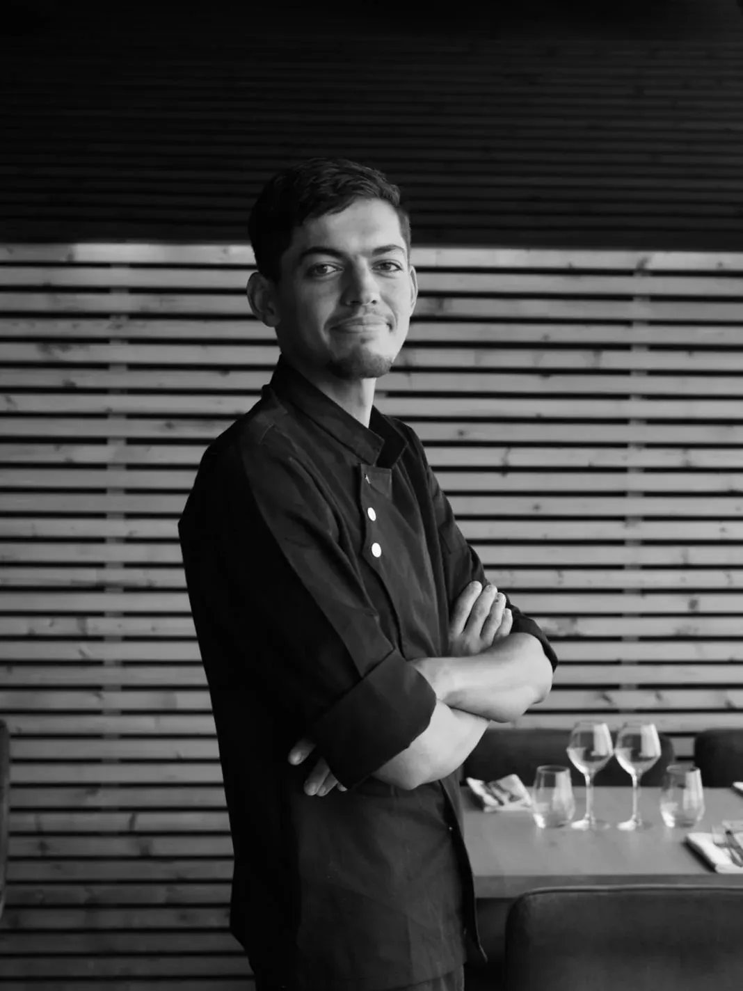 Brahim Saidi en veste de cuisine, en salle